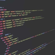 Monitor con código HTML