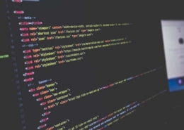 Monitor con código HTML