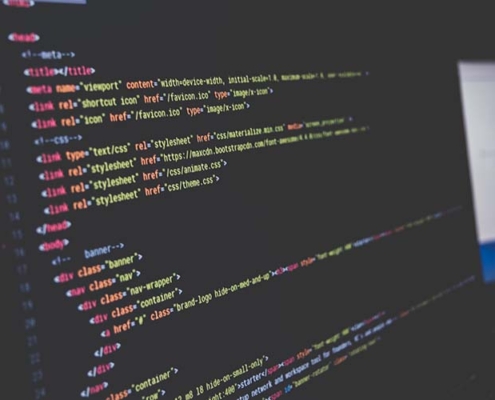 Monitor con código HTML