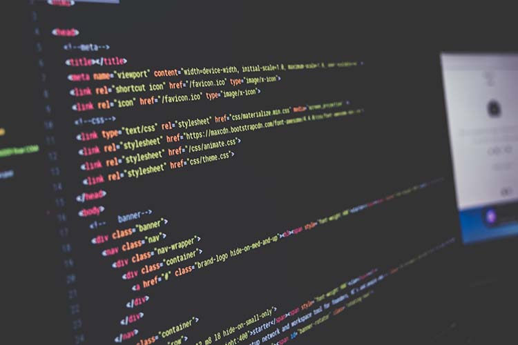 Monitor con código HTML