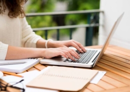 Sí, destacar frases importantes mejora el SEO de una página web