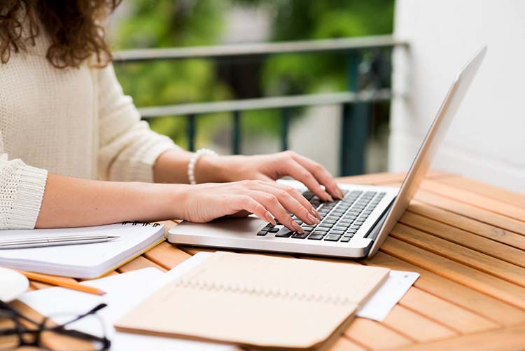 Sí, destacar frases importantes mejora el SEO de una página web